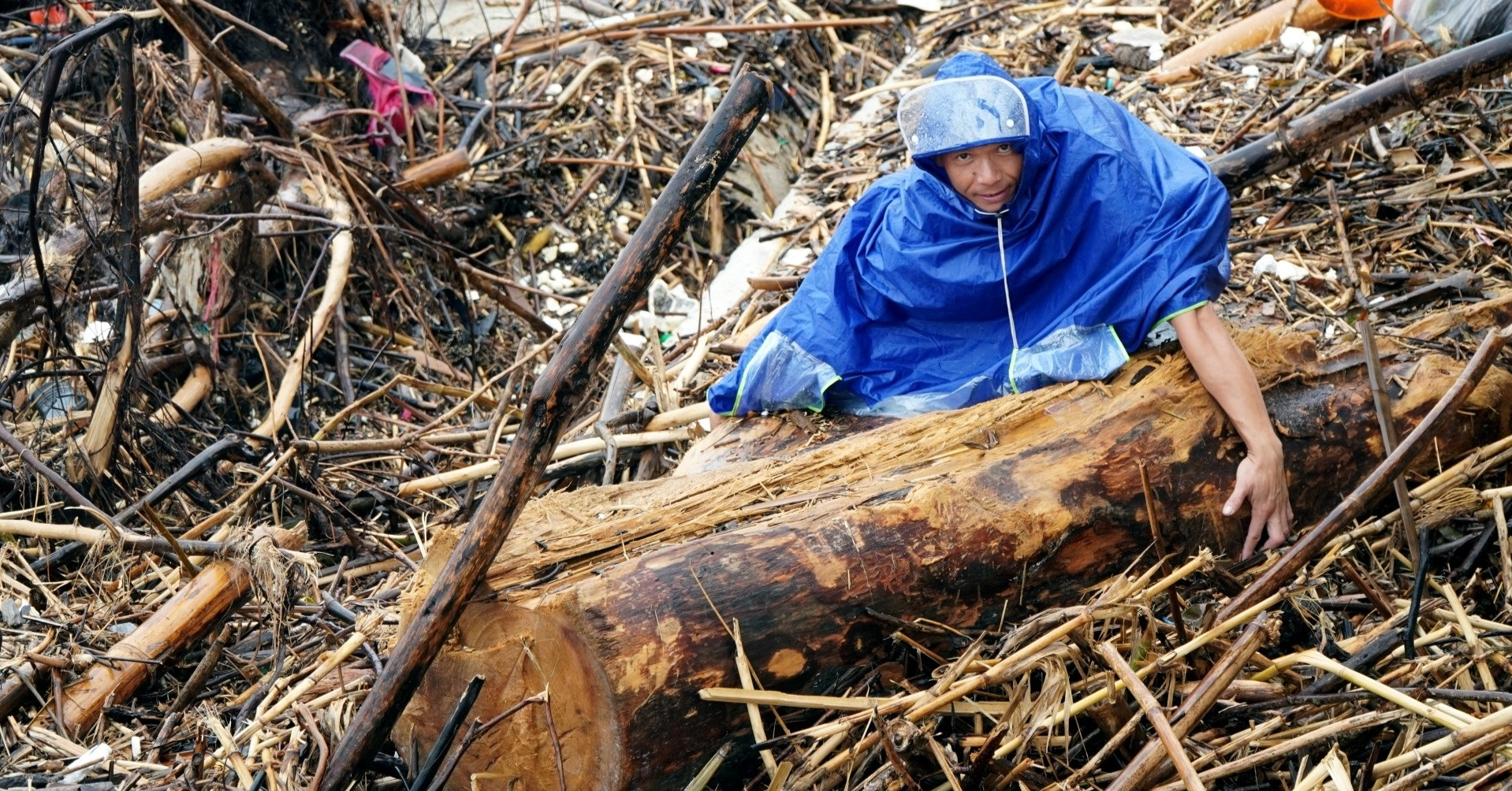 Cảnh tượng bất ngờ ở bãi biển Thanh Hóa sau bão Bualoi