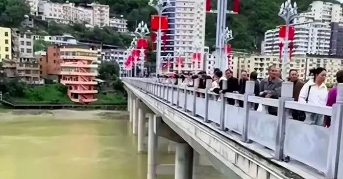 Chú rể phẫn uất gieo mình xuống sông vì cô dâu đòi thêm tiền sính lễ