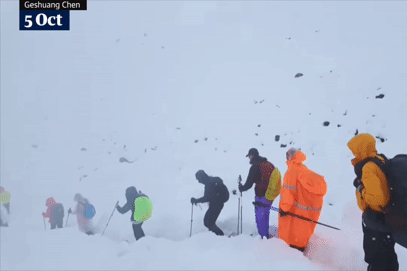 Gần 1.000 người mắc kẹt trên núi Everest vì bão tuyết