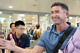 HLV Harry Kewell đặt chân đến Việt Nam, hứa đưa Hà Nội FC trở lại