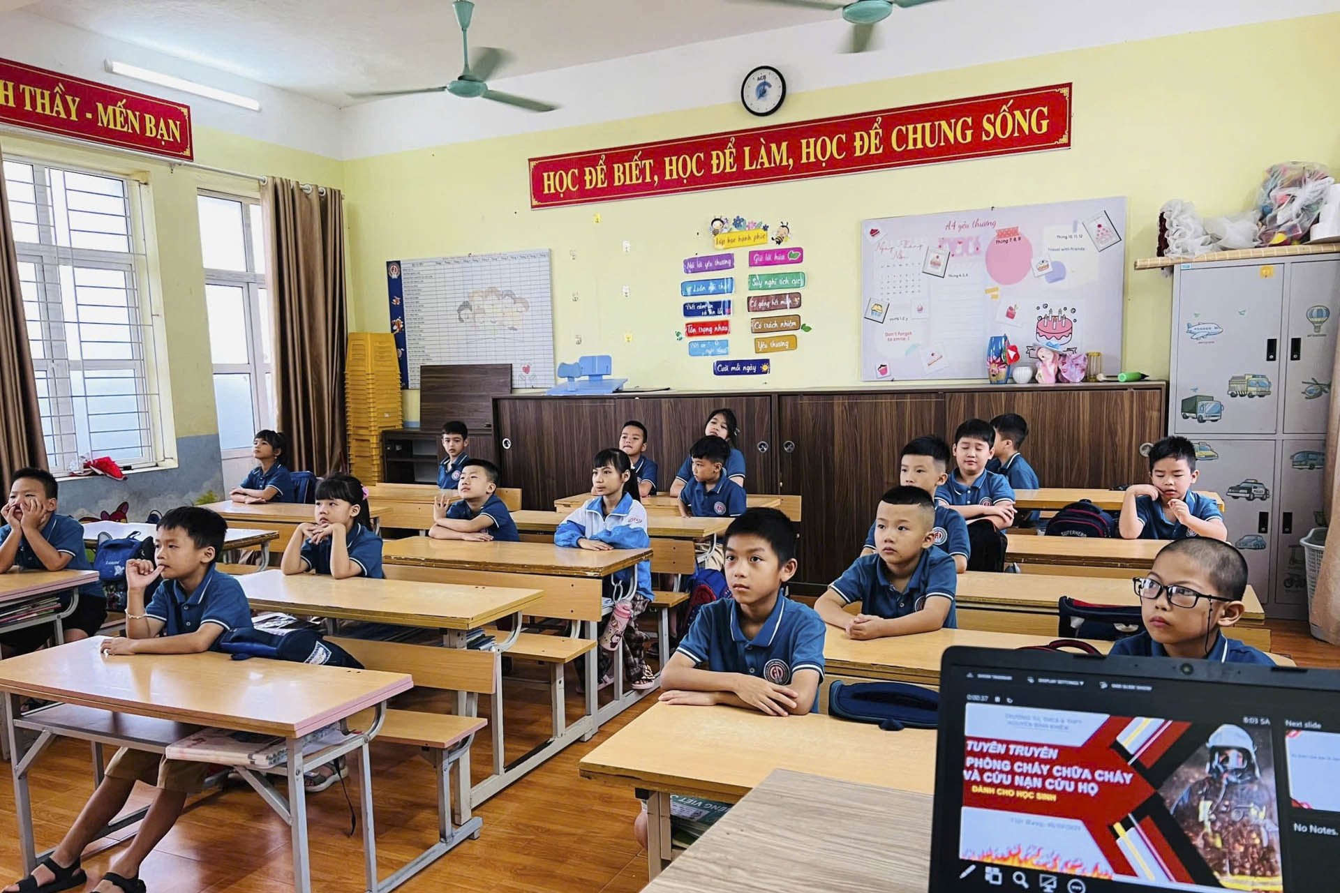 Học sinh nhiều trường ở Quảng Ninh đi học trở lại sau bão số 11