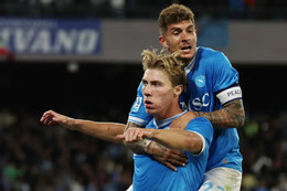 Hojlund hóa người hùng, Napoli lấy lại ngôi đầu Serie A