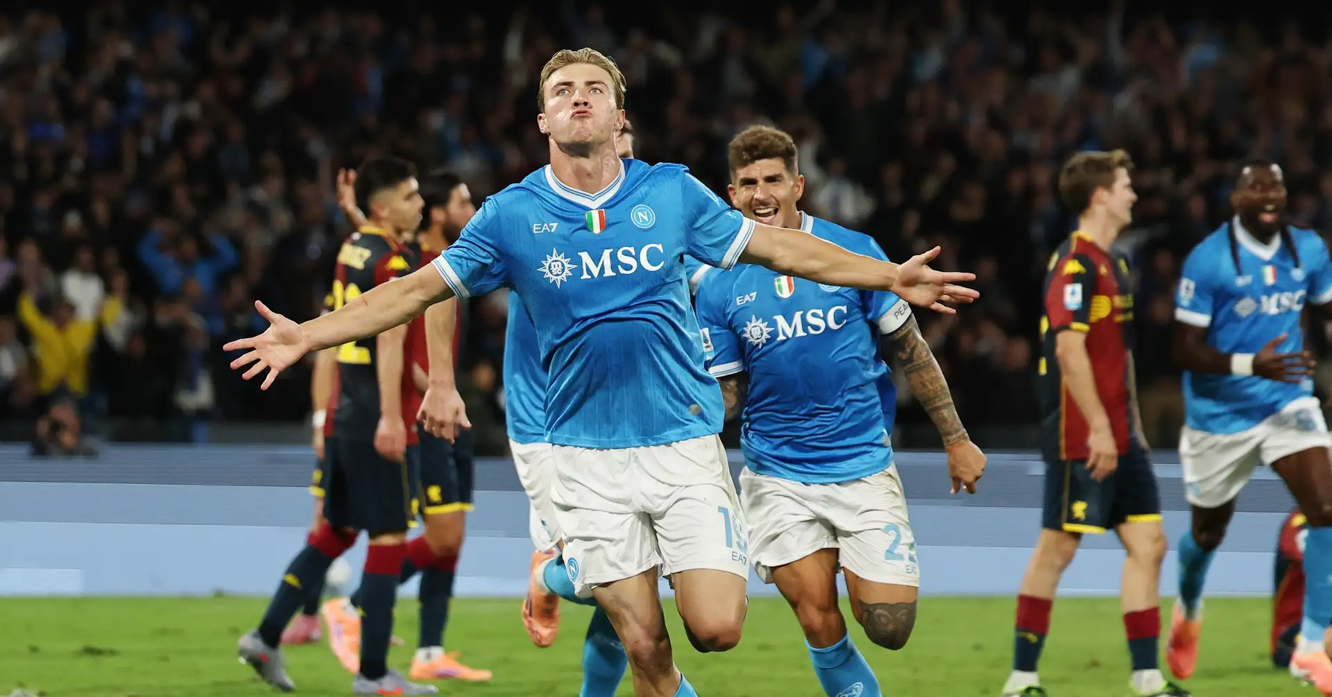 Hojlund hóa người hùng, Napoli lấy lại ngôi đầu Serie A