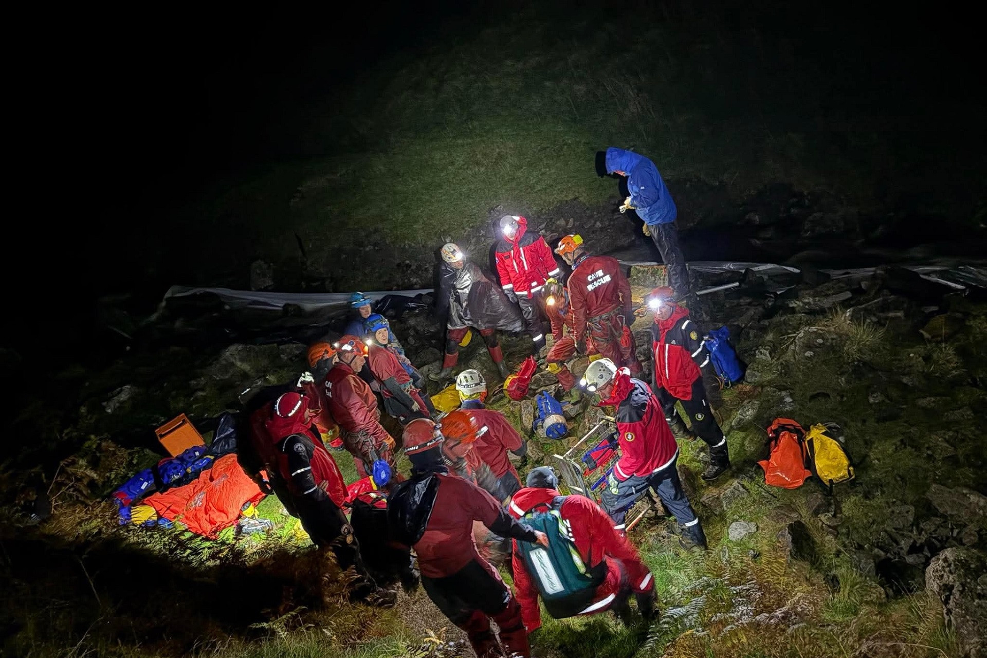 Hơn 100 người chật vật giải cứu 3 nhà thám hiểm mắc kẹt trong hang động