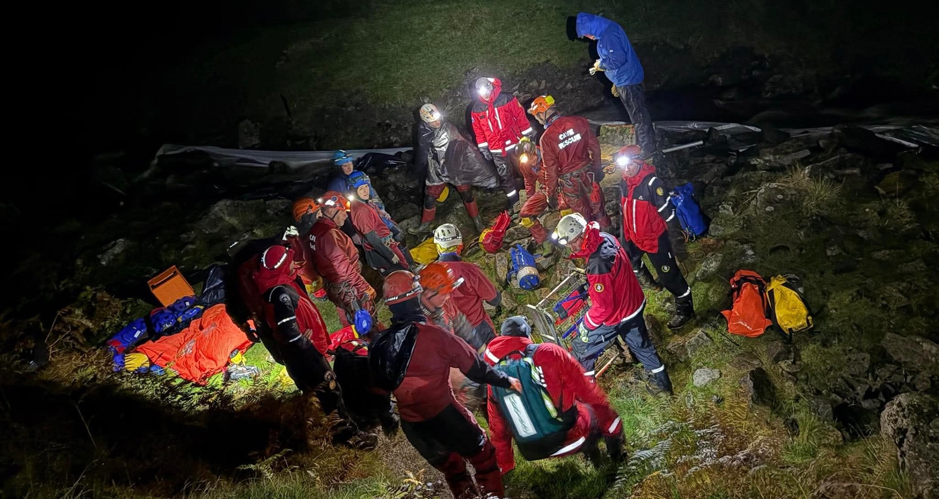 Hơn 100 người chật vật giải cứu 3 nhà thám hiểm mắc kẹt trong hang động