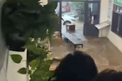 Kè khu dân cư đổ sập, nước ầm ầm tràn vào bệnh viện ở Sơn La