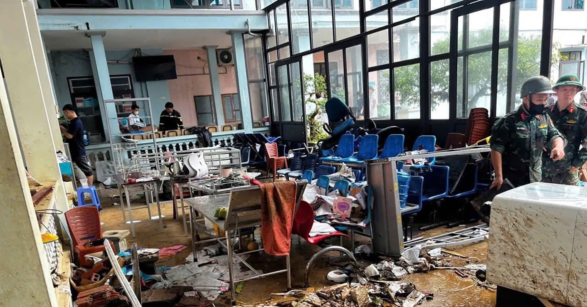 Kè khu dân cư đổ sập, nước ầm ầm tràn vào bệnh viện ở Sơn La