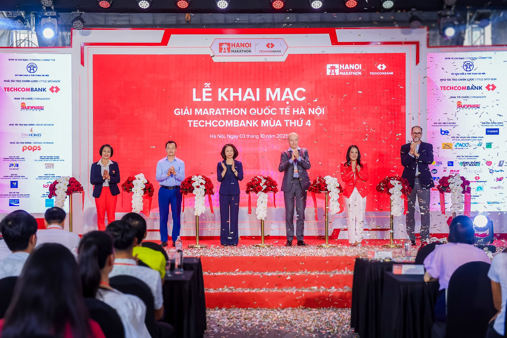 Lễ khai mạc Giải Marathon Quốc tế Hà Nội Techcombank Mùa thứ 4 đánh dấu sự trở lại của giải chạy biểu trưng của Thủ đô Hà Nội (1).jpg