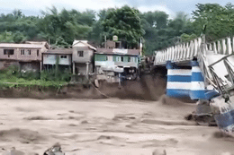 Lũ lụt và sạt lở đất kinh hoàng cuốn trôi nhà cửa, hàng chục người thiệt mạng