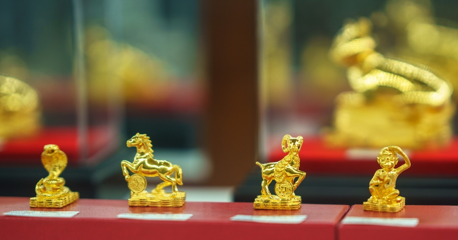 Giá vàng hôm nay 7/10/2025 tăng nóng, vàng SJC vượt 140 triệu đồng/lượng