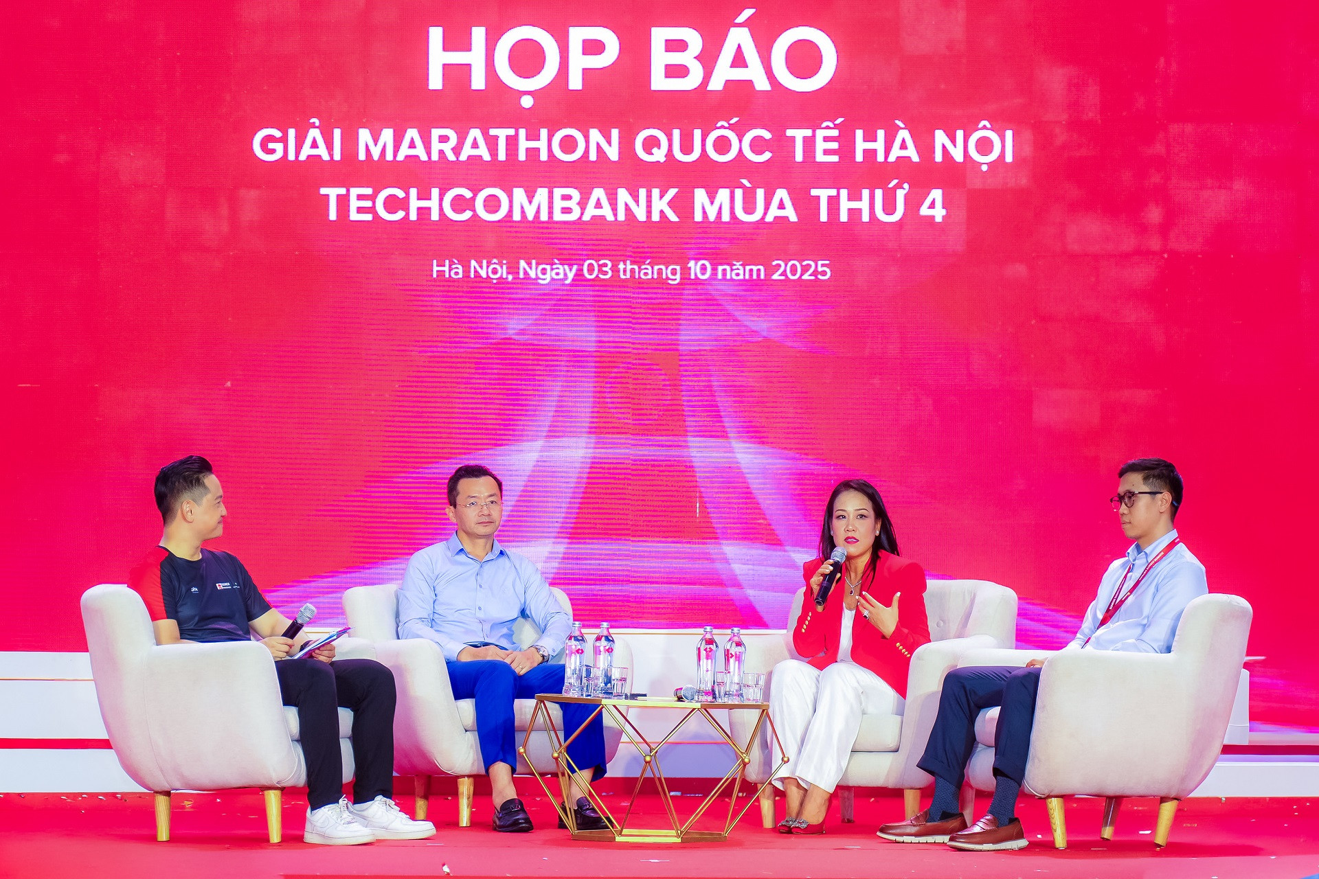 Ngay sau Lễ Khai mạc, Giải Marathon Quốc tế Hà Nội Techcombank mùa thứ 4 cũng tổ chức Họp báo để làm rõ hơn các vấn đề mà truyền thông cũng như các VĐV quan tâm (1).jpg