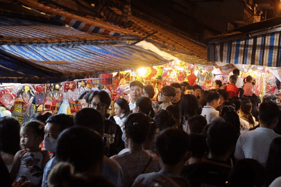 Người dân chen chúc nhau check-in phố lồng đèn lớn nhất TPHCM dịp Trung thu