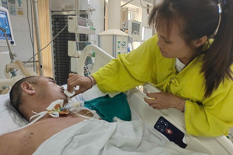Người đàn ông nguy kịch sau cơn bạo bệnh được bạn đọc giúp đỡ hơn 54 triệu đồng