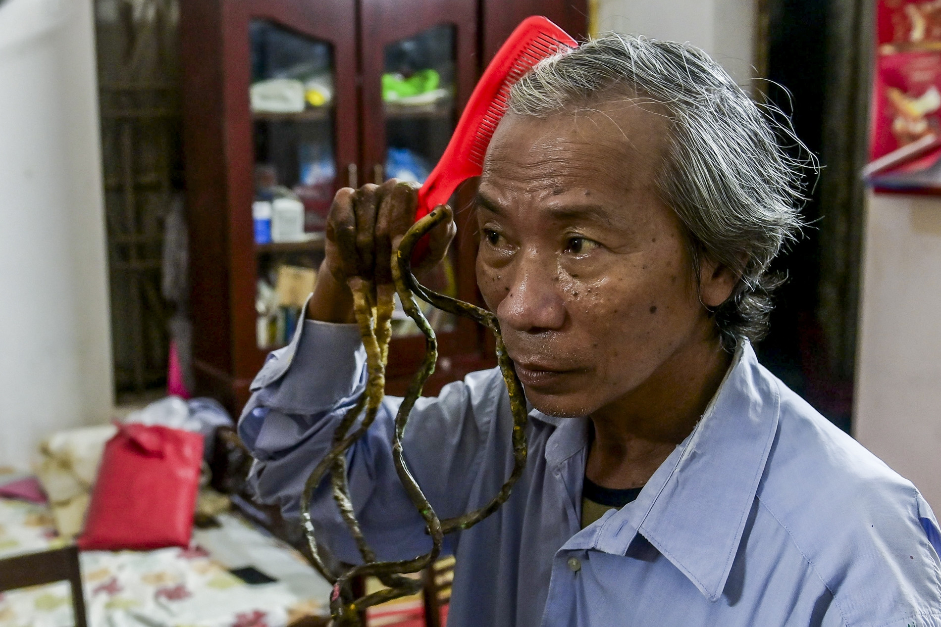 Người đàn ông Ninh Bình có bộ móng tay dài nhất thế giới: Chỉ nhờ vợ 2 việc