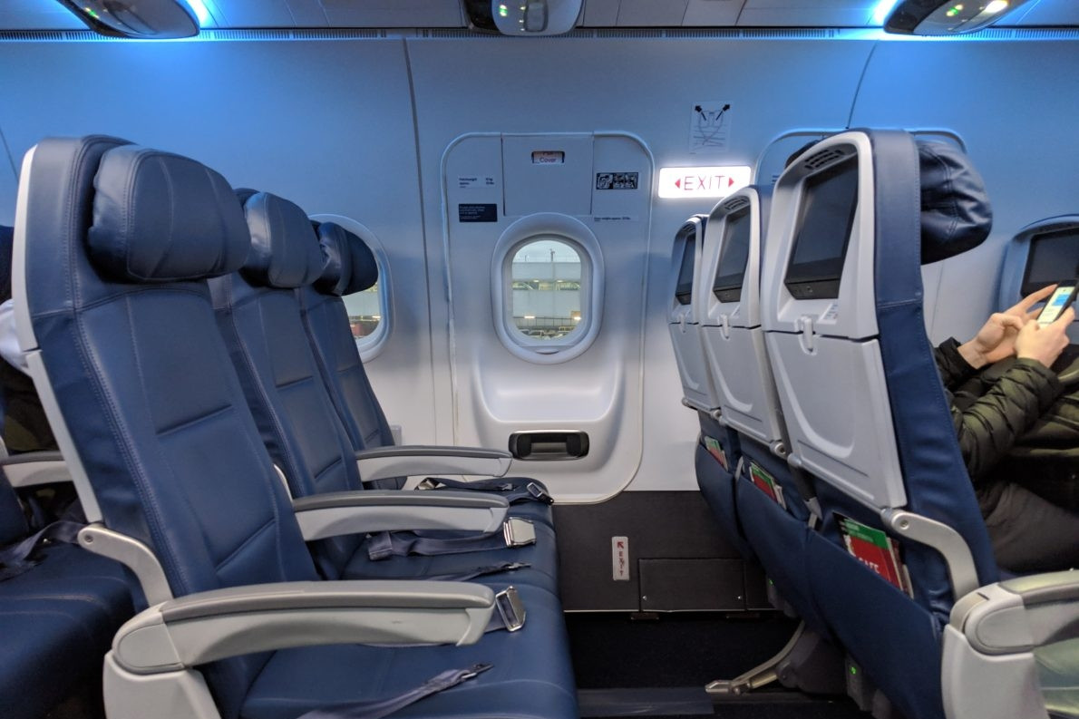 Người đàn ông tìm được vợ như ý trên 'chuyến bay tệ nhất' cuộc đời