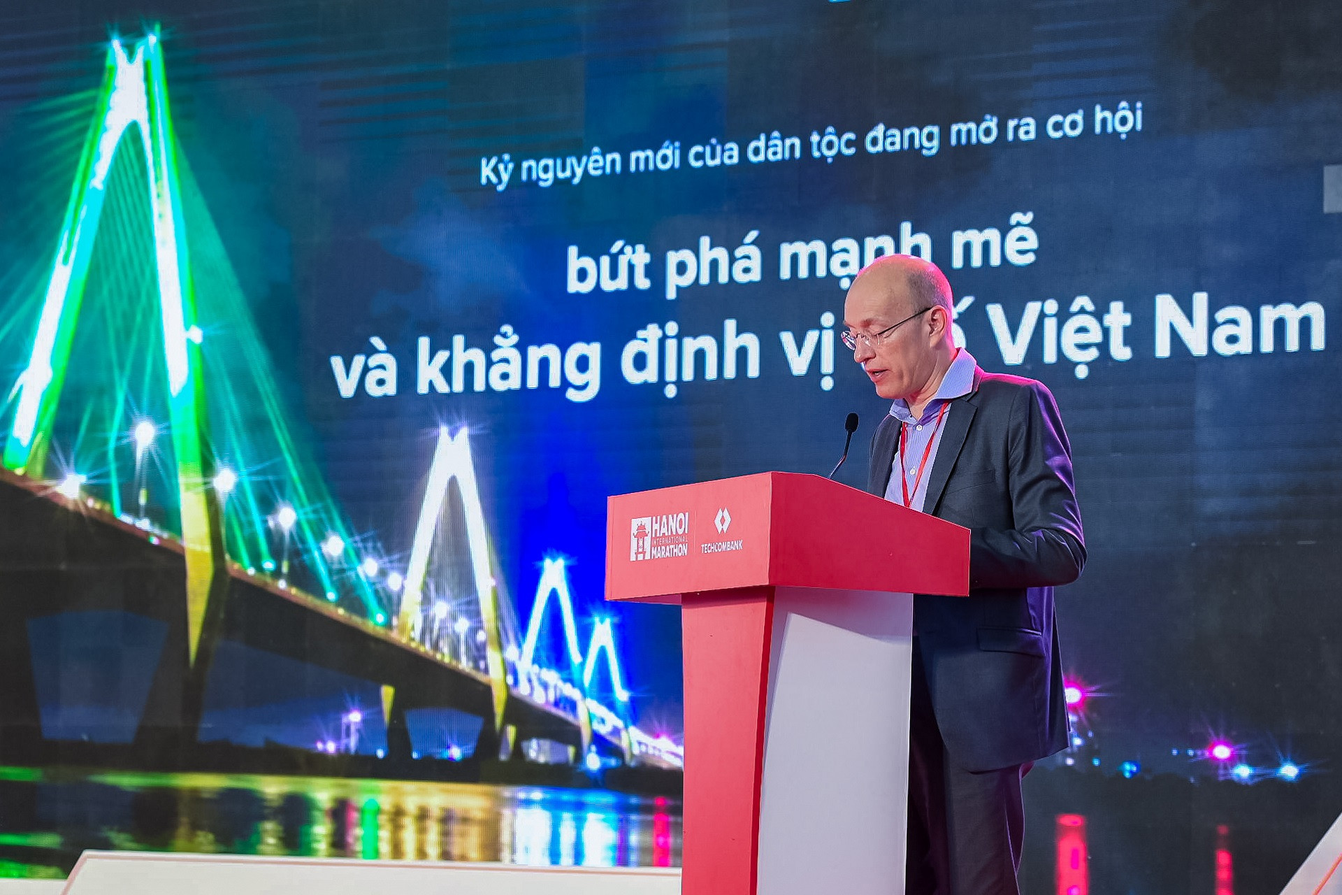 Ông Jens Lottner   Tổng giám đốc Techcombank phát biểu tại Lễ Khai mạc Giải Marathon Quốc tế Hà Nội Techcombank mùa 4 (1).jpg