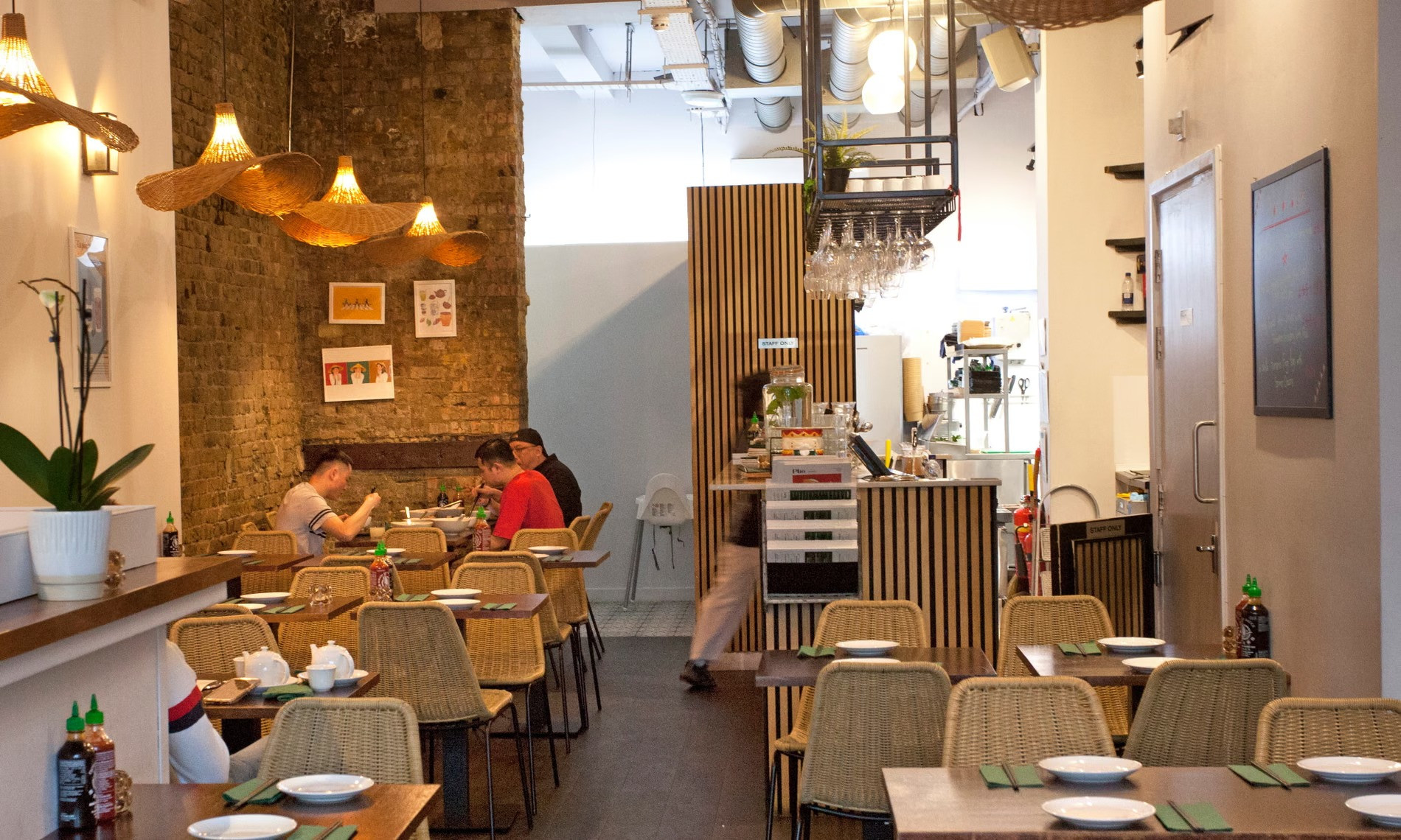 quan viet o anh_11zon.jpg