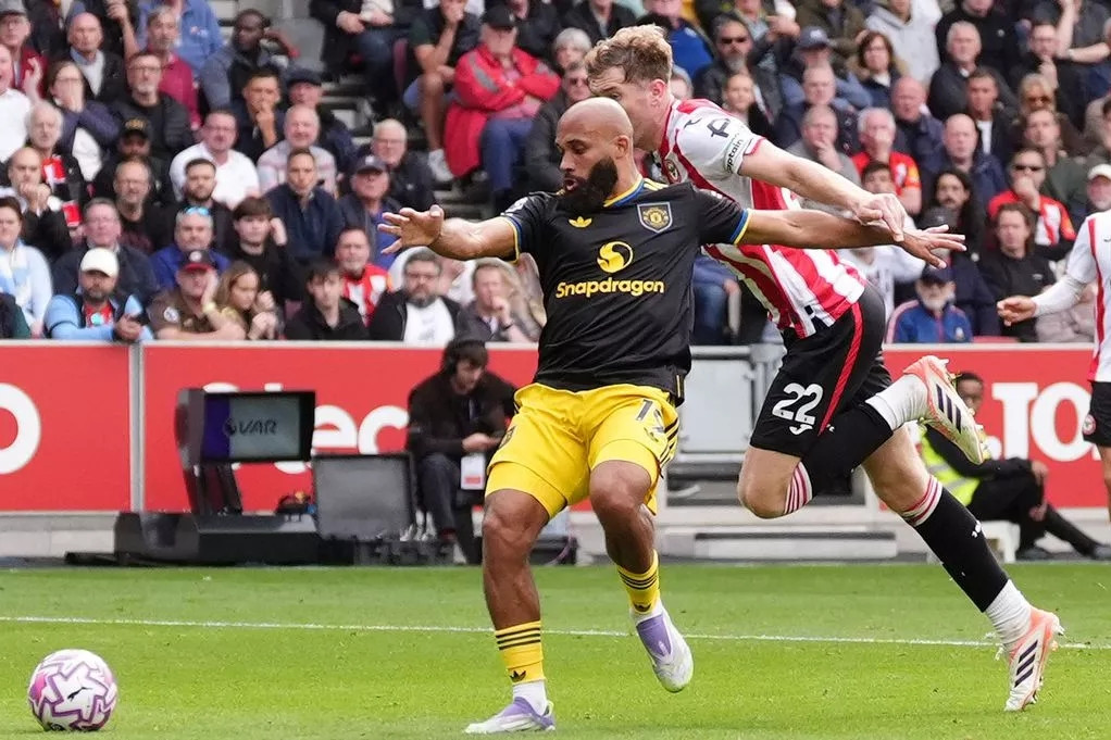 Sếp bự ban trọng tài thừa nhận MU bị xử oan ở trận thua Brentford