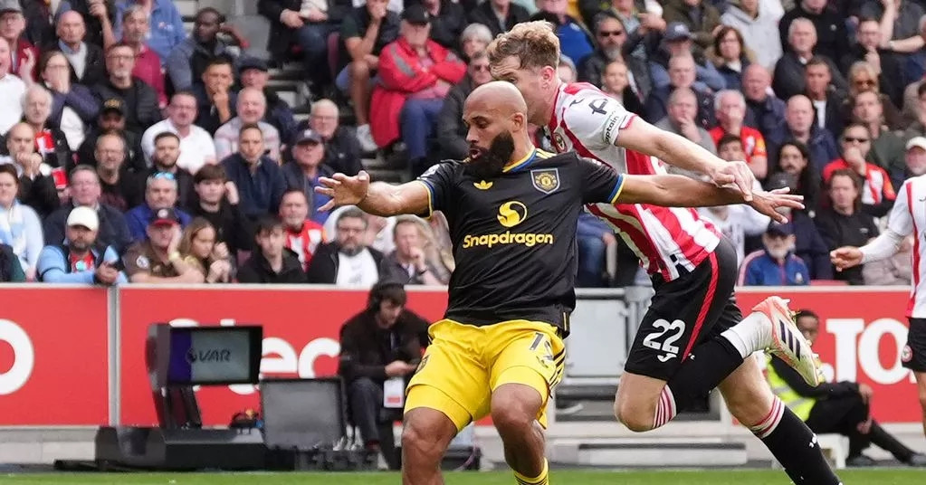 Sếp bự ban trọng tài thừa nhận MU bị xử oan ở trận thua Brentford