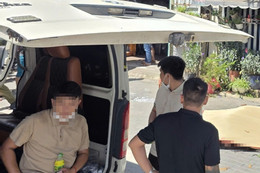 Xe taxi công nghệ tông tử vong người đi xe máy rồi lao vào tiệm tạp hóa ở TPHCM