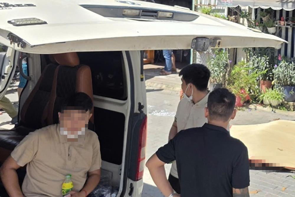 Xe taxi công nghệ tông tử vong người đi xe máy rồi lao vào tiệm tạp hóa ở TPHCM
