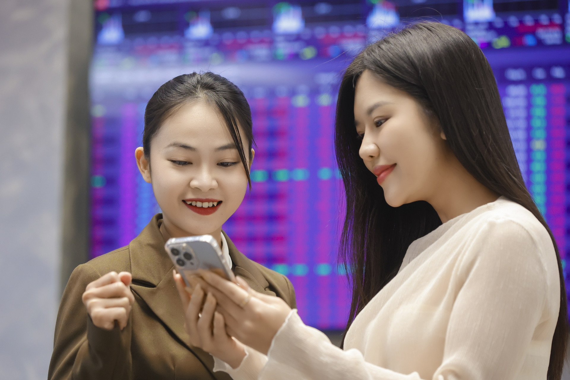 Thị trường bùng nổ, cổ phiếu đồng loạt tăng mạnh trước thời điểm quan trọng