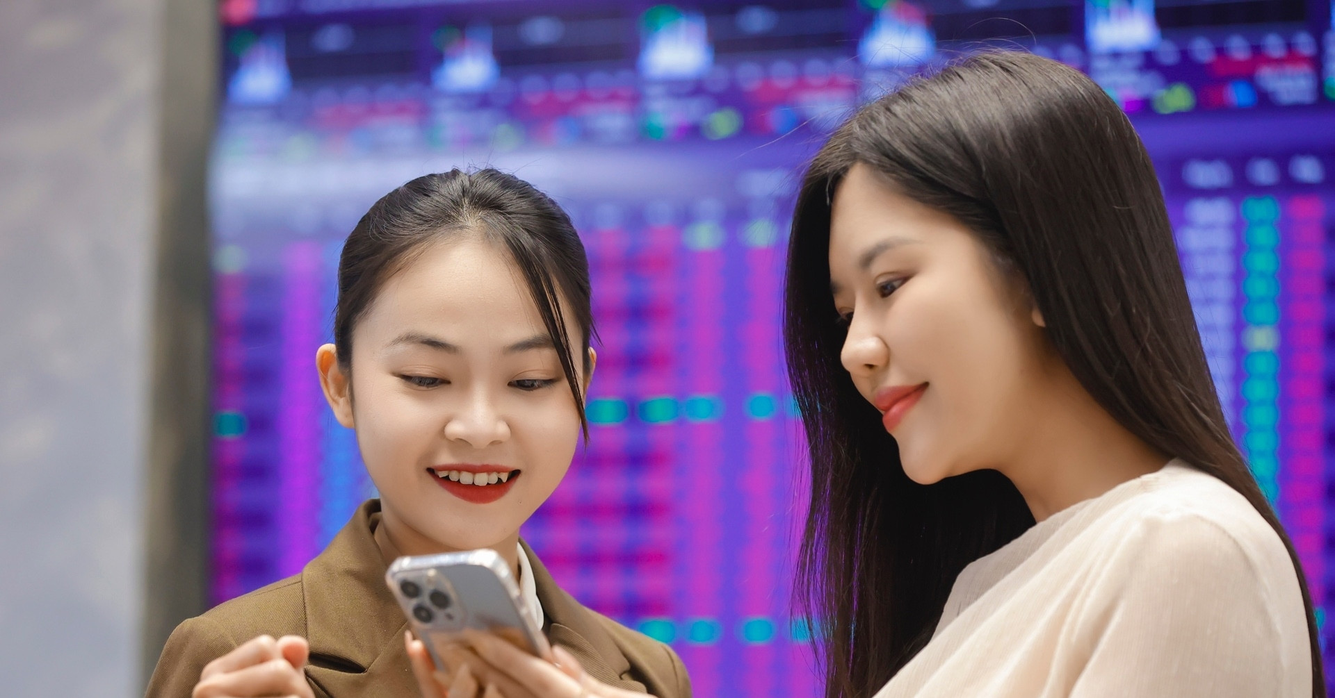 Thị trường bùng nổ, cổ phiếu đồng loạt tăng mạnh trước thời điểm quan trọng