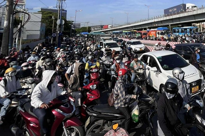Ùn tắc 'ngộp thở' ở TPHCM: Nghìn người 'chôn chân', xe máy rẽ hẻm tìm lối thoát