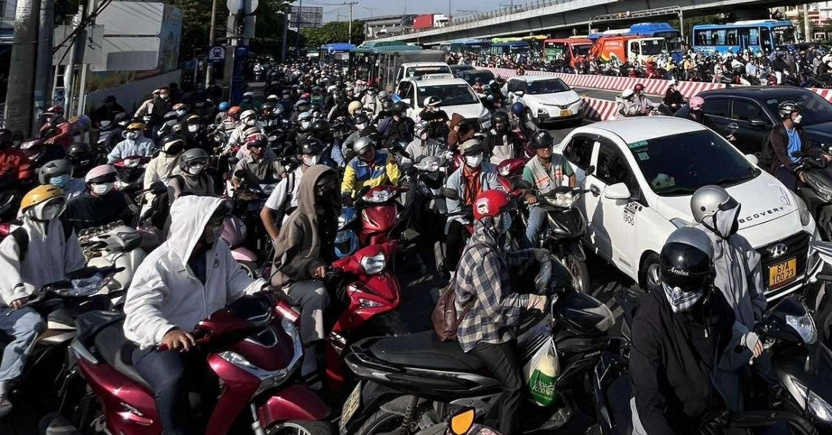 Ùn tắc &amp;apos;ngộp thở&amp;apos; ở TPHCM: Nghìn người &amp;apos;chôn chân&amp;apos;, xe máy rẽ hẻm tìm lối thoát