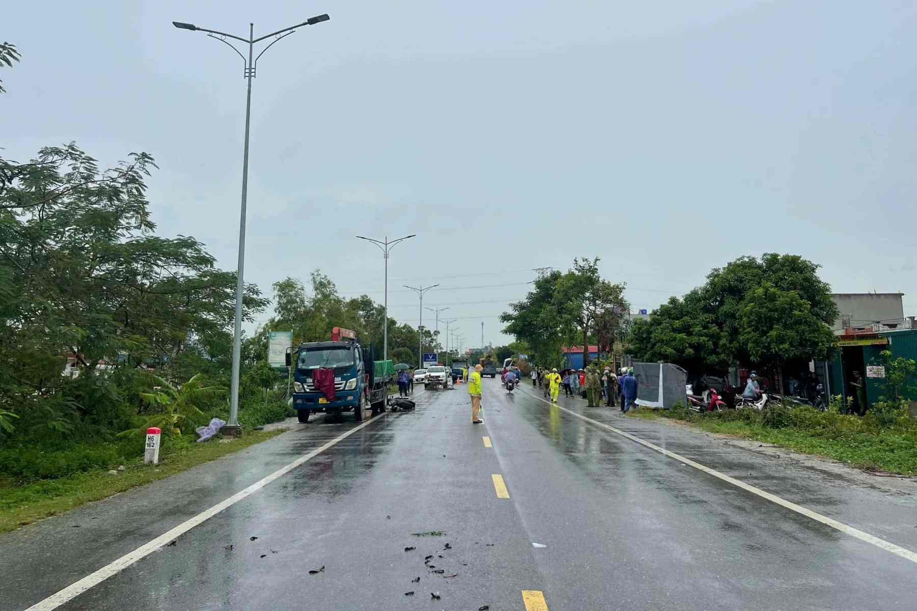 Va chạm với ô tô cẩu đậu bên đường, 2 nam sinh lớp 11 tử vong