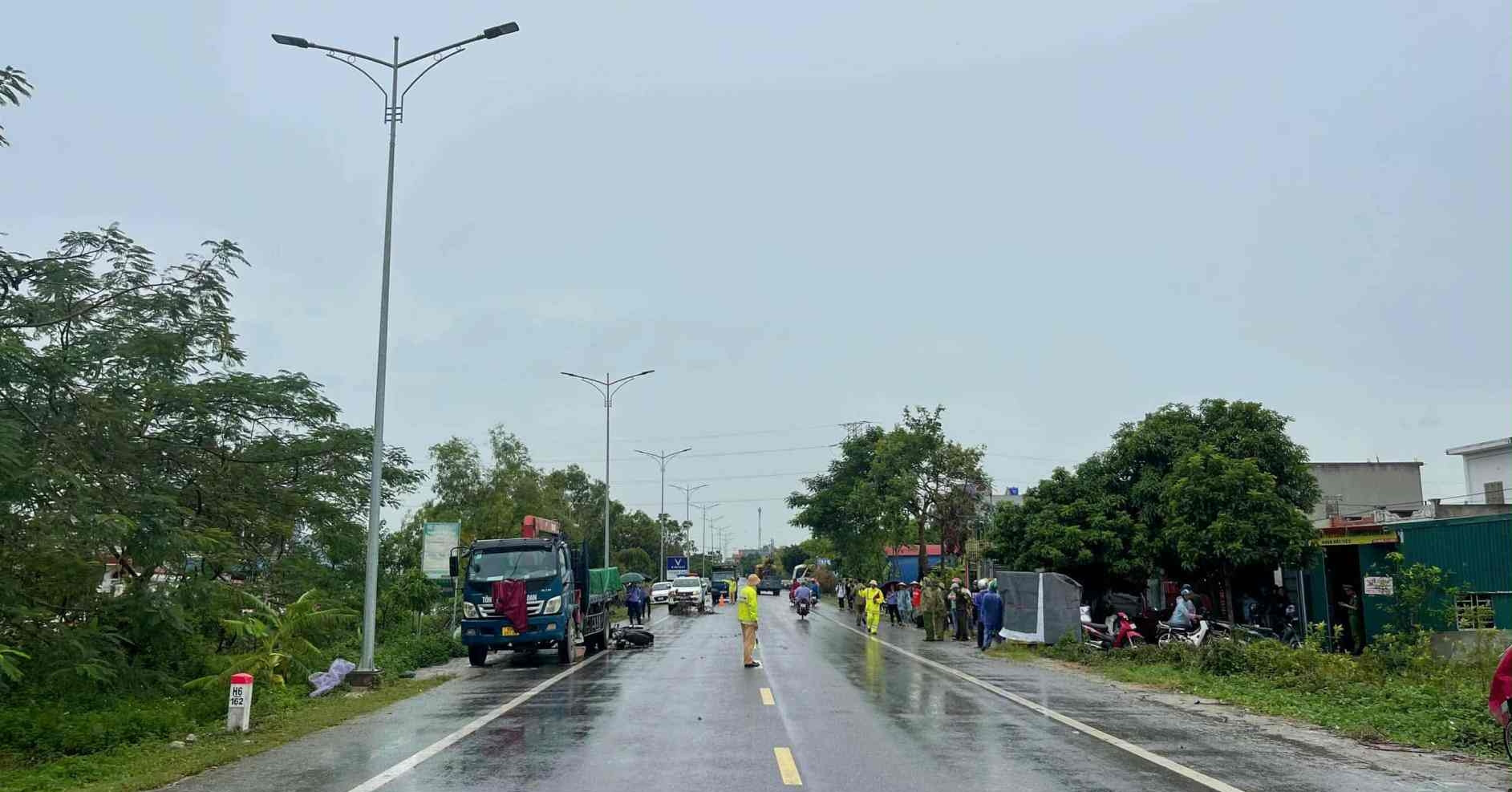 Va chạm với ô tô cẩu đậu bên đường, 2 nam sinh lớp 11 tử vong