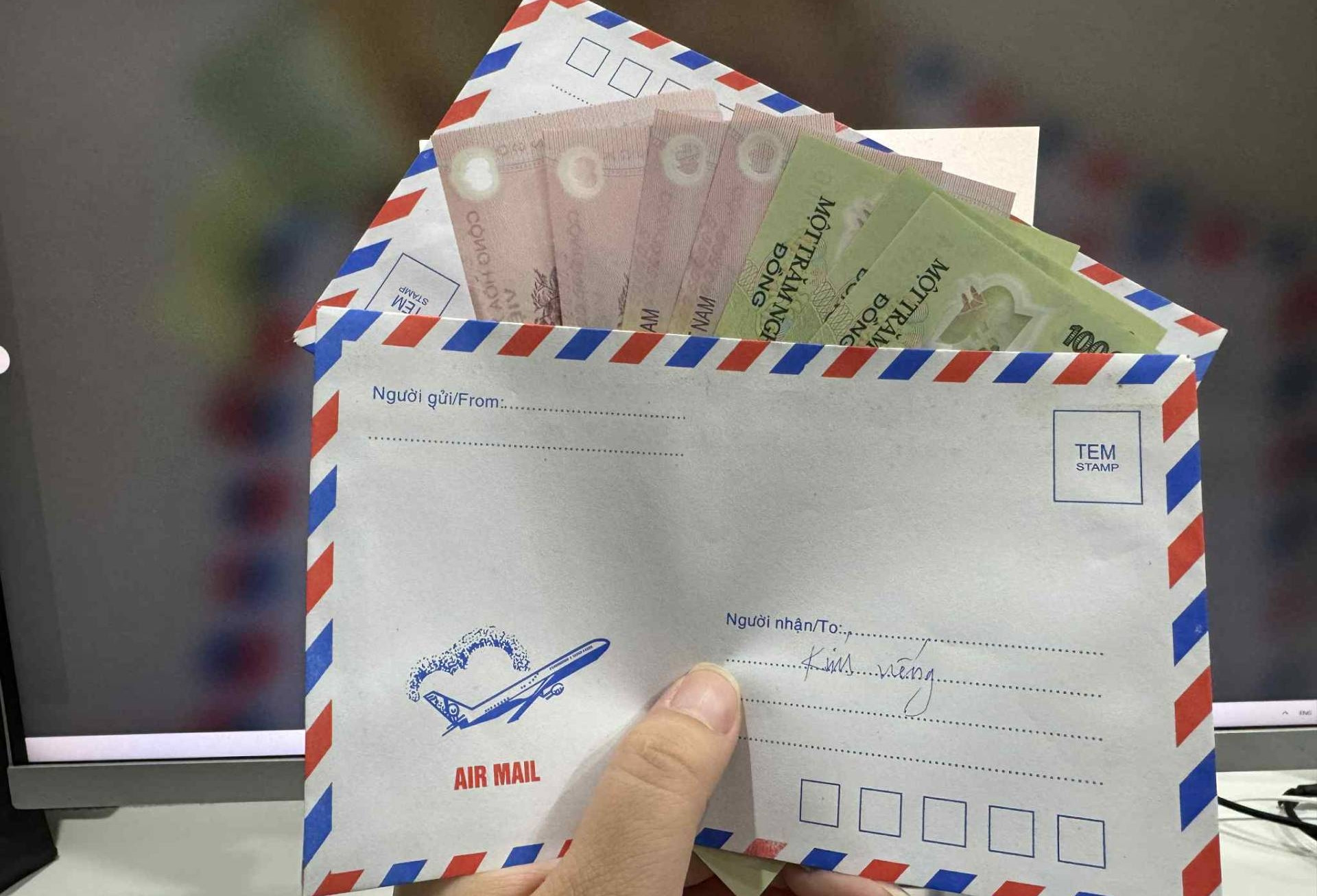 Vì phong bì phúng viếng, chàng trai bị bạn gái dọa chia tay sau đám tang bà nội