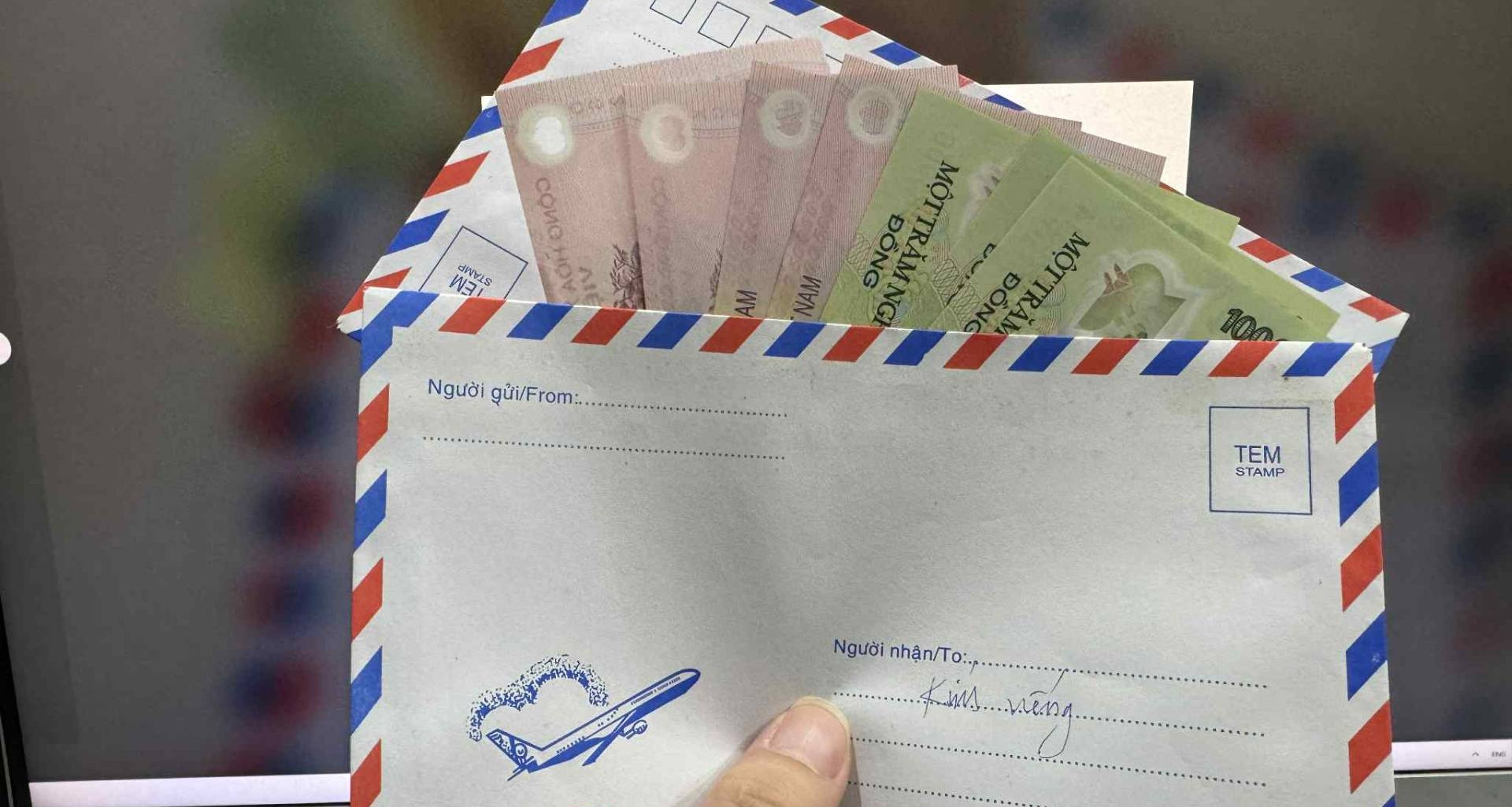 Vì phong bì phúng viếng, chàng trai bị bạn gái dọa chia tay sau đám tang bà nội