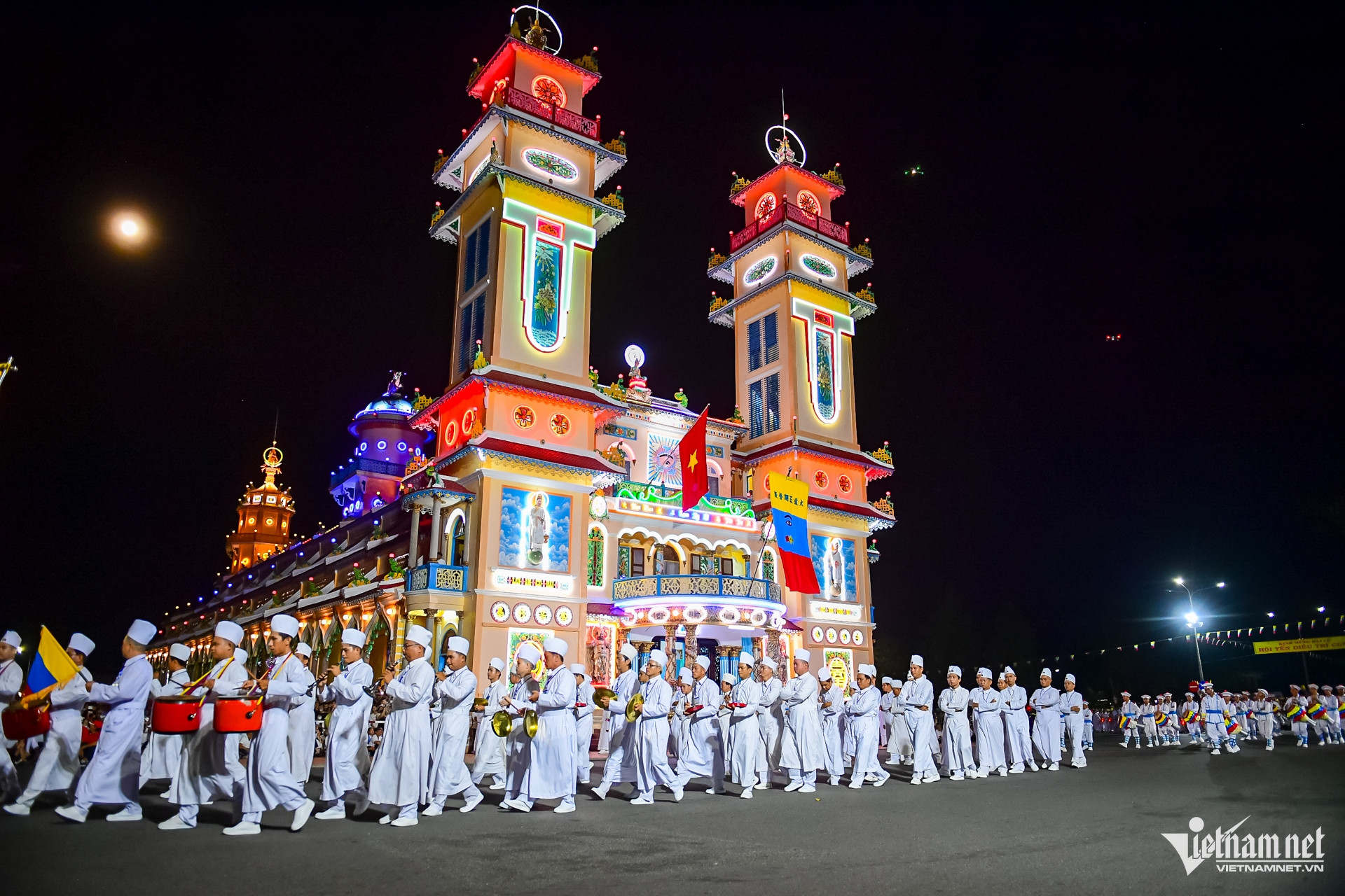 W-đạo cao đài.jpg