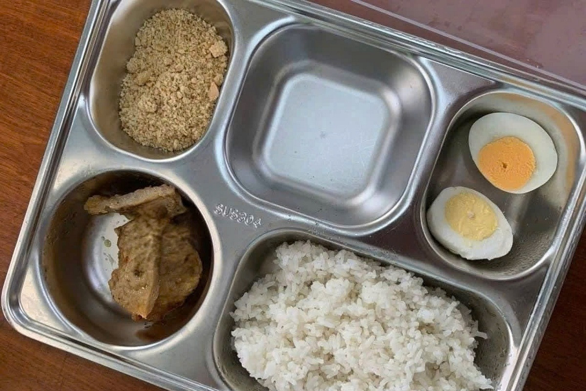 Xôn xao hình ảnh bữa ăn bán trú giá 25.000 đồng chỉ có trứng và vài lát chả