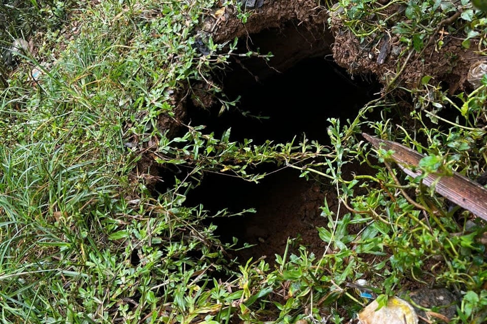 Xuất hiện 'hố tử thần' sát Quốc lộ 3B, cách hố trước chỉ 50m