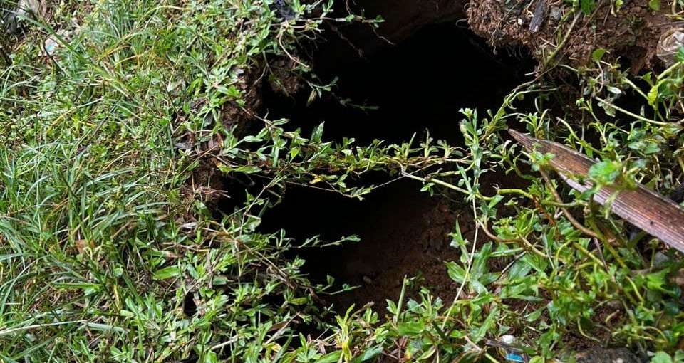 Xuất hiện &amp;apos;hố tử thần&amp;apos; sát Quốc lộ 3B, cách hố trước chỉ 50m