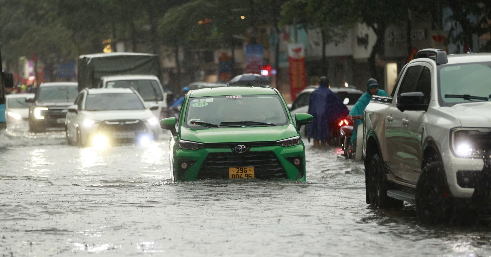 Hậu bão số 11 Matmo: Hà Nội mưa lớn dồn dập sáng 7/10, danh sách các điểm nguy cơ ngập úng