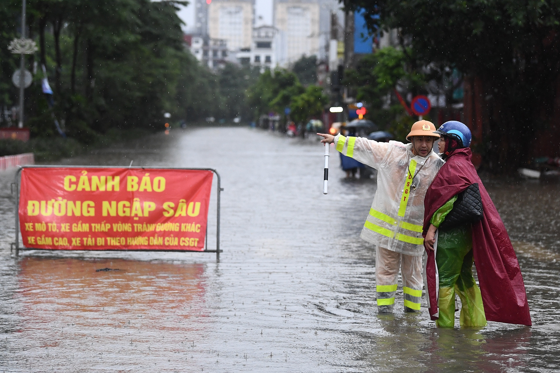 Sáng 7/10: Công an Hà Nội cảnh báo các tuyến đường có nguy cơ ngập úng