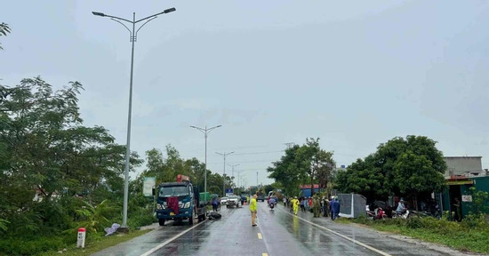 Bản tin cuối ngày 6/10: Va chạm với ô tô cẩu đậu bên đường, 2 nam sinh tử vong