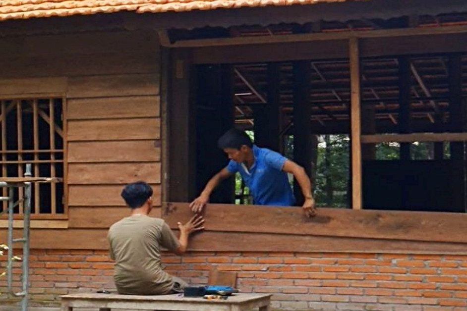 9X Đồng Nai giã từ phố thị, gom gỗ cũ dựng nhà giữa rừng cao su tìm lại tuổi thơ