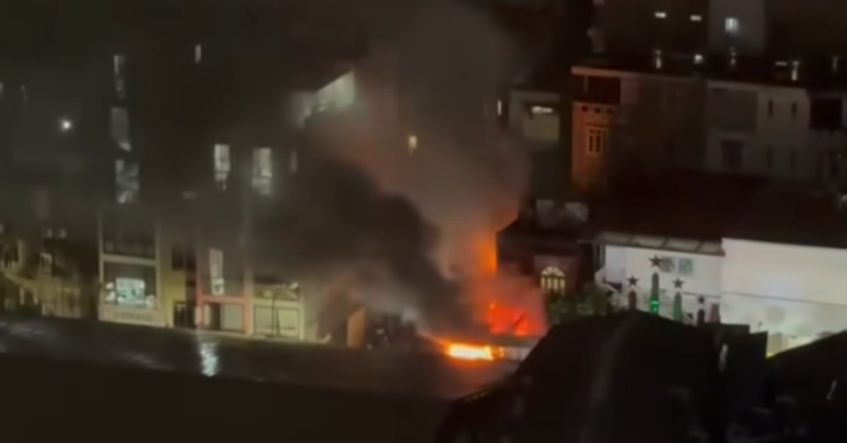 Cháy nhà 2 tầng giữa cơn mưa lớn ở Hà Nội, lửa đỏ rực bốc cao