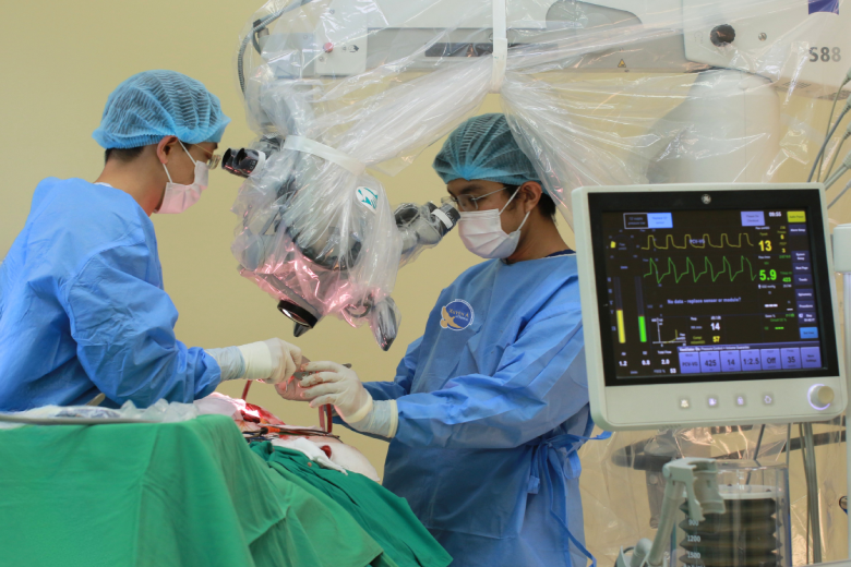 Bà mẹ hốt hoảng phát hiện con trai 21 tuổi hôn mê trong phòng ngủ