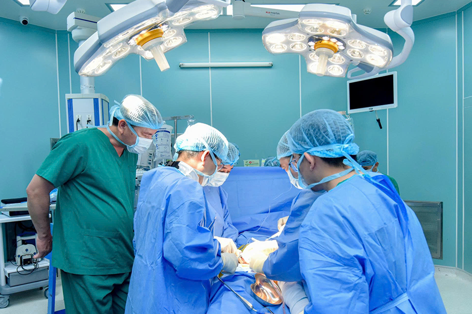 Bật báo động đỏ cấp cứu cô gái 24 tuổi vỡ bàng quang và buồng trứng