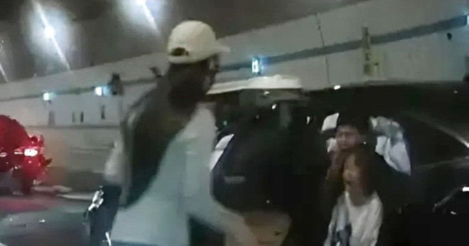 Bé trai quỳ gối giữa đường cầu xin cứu mẹ gặp tai nạn giao thông