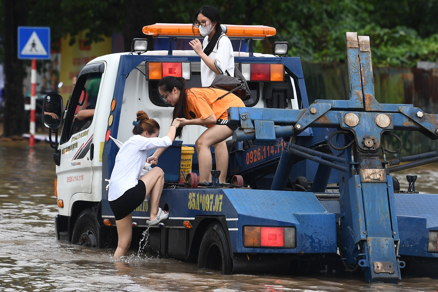 Bốn bề ngập sâu, mất phương hướng ở 'vịnh Keangnam', 'cảng nước sâu Mỹ Đình'