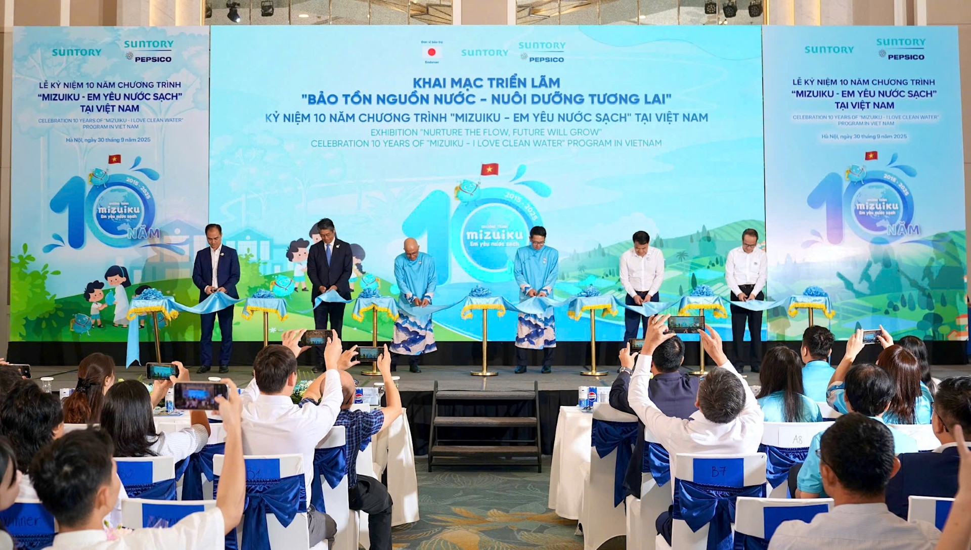 Các đại biểu cắt băng khai mạc triển lãm.jpg