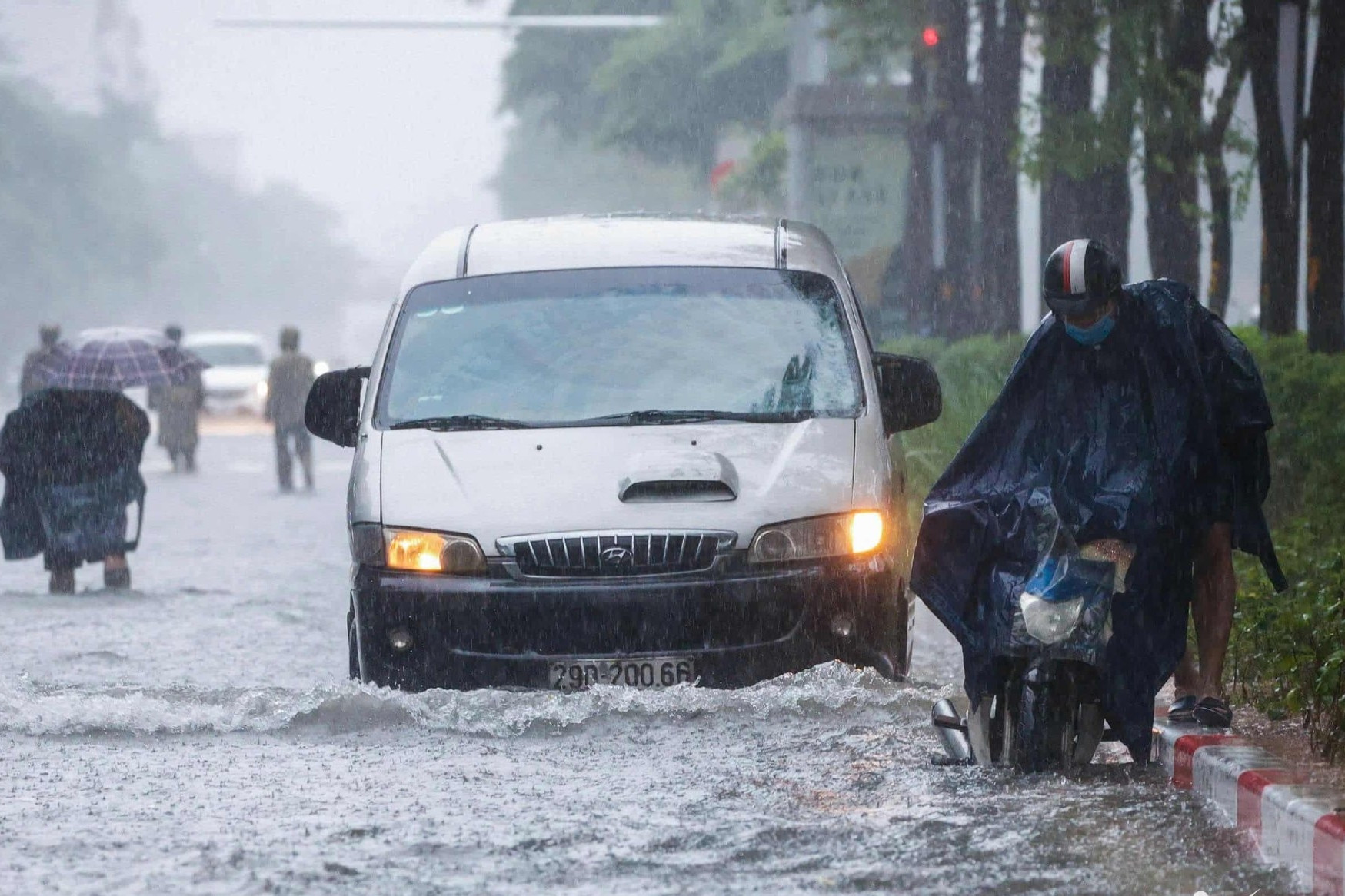 Cám cảnh ô tô con cố vượt đường ngập bị mắc kẹt, nổi lềnh phềnh trên phố Hà Nội