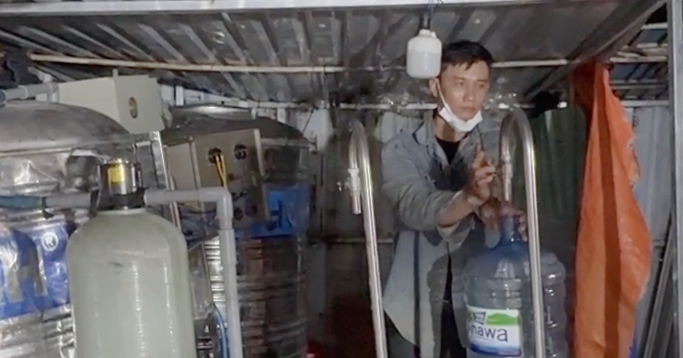 Cảnh sát kinh tế đột kích, bắt ổ nhóm sản xuất nước uống giả