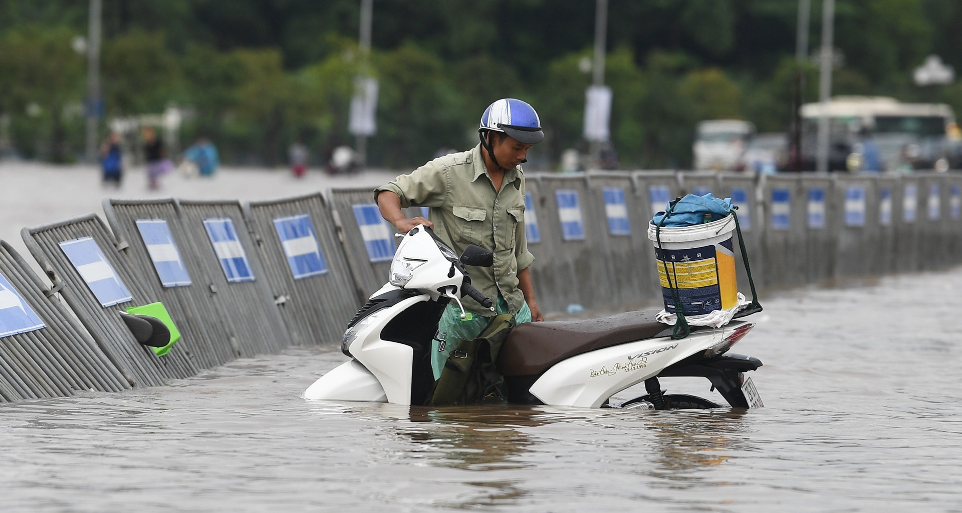 Cập nhật: 106 điểm ngập, 23 tuyến đường tê liệt có nơi sâu tới 1m ở Hà Nội